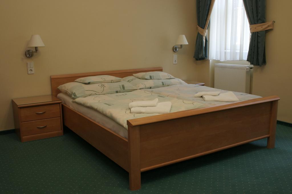 Kucko Panzio Gyor Apartment Exterior photo