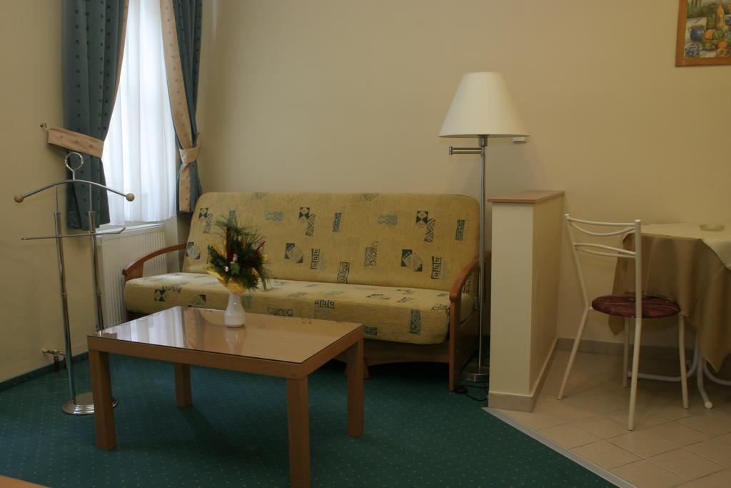 Kucko Panzio Gyor Apartment Exterior photo